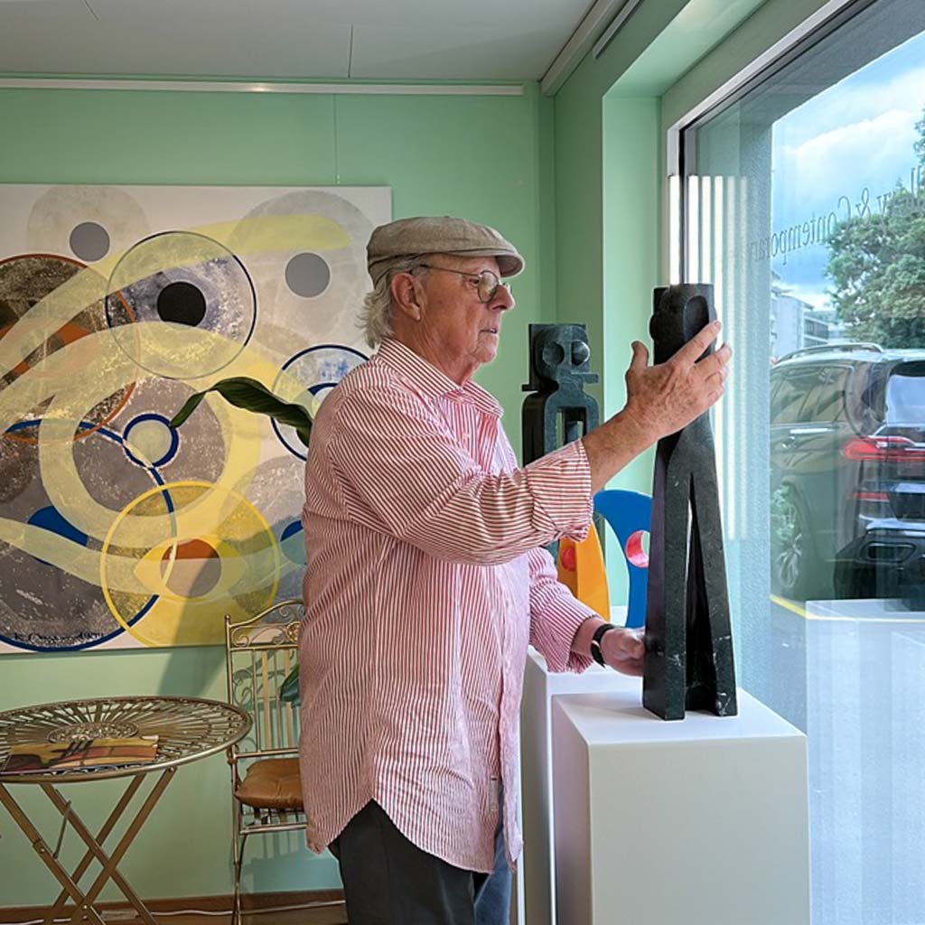 Comment un artiste resté dans l’ombre pendant près de 50 ans s’est-il imposé, en l’espace de quelques expositions, comme une figure marquante de l’art contemporain suisse et européen ? La réponse tient en un nom : René Mayer. Cet artiste suisse, né en 1956, a produit pendant des décennies sans jamais exposer. Ni galerie, ni site web, ni communication. Seulement un atelier silencieux, une pratique continue, une exigence personnelle. Jusqu’au jour où, en 2023, il décide d’ouvrir son univers au public. Depuis, chaque exposition révèle un pan d’une œuvre foisonnante, à la croisée de l’abstraction, de la sculpture et de la réflexion existentielle. Ce que René Mayer propose ne se résume pas à une esthétique : c’est un langage. Un langage où les formes murmurent, où les couleurs vibrent, où chaque pièce semble provenir d’un monde à la fois intérieur et universel. À travers une série d’expositions marquantes en Suisse, en Italie et en Turquie, René Mayer réinvente l’art contemporain à travers sa vision unique, à la fois intuitive, structurée, radicale et profondément humaine. Une entrée tardive, mais fulgurante, sur la scène artistique René Mayer n’a pas suivi le parcours classique des artistes contemporains. Il ne sort pas d’une école d’art à la mode, n’a pas cherché de reconnaissance institutionnelle, n’a pas couru les résidences ou les foires. Pendant près d’un demi-siècle, il a travaillé seul, dans l’intimité de son atelier, explorant des voies personnelles, loin des tendances. Ce n’est qu’en 2023 qu’il accepte pour la première fois d’exposer publiquement. Ce qui frappe alors les critiques et les visiteurs, ce n’est pas seulement la qualité formelle de ses œuvres, mais leur cohérence, leur profondeur, leur maturité. On découvre un artiste dont la vision est déjà entièrement formée, dont les cycles picturaux et sculpturaux s’enchaînent avec une logique presque musicale. Depuis, chaque exposition vient confirmer cette singularité. René Mayer ne s’inscrit dans aucune école, ne se laisse enfermer dans aucun style. Il développe sa propre grammaire artistique, entre figuration allusive et abstraction gestuelle, entre matière brute et symbolisme délicat. Une série d’expositions marquantes : du Piémont à la Suisse centrale 1. « Schleichende Veränderung » – Bubbio, Italie (été 2024) C’est peut-être l’exposition la plus emblématique à ce jour. Présentée au SAB – Spazio Arte Bubbio, et curatée par Luca Beatrice, président de la Quadriennale de Rome, « Schleichende Veränderung » (Mutation furtive) a révélé au public italien 30 œuvres abstraites récentes, puissantes et méditatives. L’accrochage, sobre et immersif, laissait place à la lente transformation intérieure que suscitent ces tableaux. Le titre lui-même évoque le thème central de René Mayer : tout change, lentement, imperceptiblement — jusqu’à l’irréversibilité. L’exposition a été saluée par la critique italienne comme une « révélation tardive mais capitale ». L’artiste, invité à parler de son travail, est resté fidèle à lui-même : discret, précis, profondément engagé dans son processus. 2. Exposition solidaire – Galerie Fresa y Chocolate, Vevey (décembre 2024) À la fin de l’année 2024, René Mayer participe à une exposition collective au profit de l’ONG What Water, qui finance des infrastructures d’eau en Afrique. Sous la curatelle d’Alicia Pestalozzi, cette exposition prend une dimension humanitaire forte. 25 % des ventes sont reversées à l’ONG. René Mayer y présente plusieurs œuvres originales, dont certaines de la série Finitude, dans une version plus intime et narrative. L’engagement humaniste de l’artiste, rarement exprimé verbalement, transparaît dans le choix des œuvres et dans leur puissance silencieuse. 3. Istanbul – Rencontre interculturelle (2025) L’année suivante, René Mayer est invité à exposer en Turquie, dans un dialogue culturel entre artistes suisses et turcs. À Istanbul, ses œuvres entrent en résonance avec l’histoire millénaire de la ville, sa richesse symbolique, son énergie contemporaine. Pour la première fois, des œuvres sur papier, plus graphiques, sont exposées aux côtés de sculptures en granit et de tableaux en acrylique. Le public découvre une autre facette de Mayer : celle d’un artiste traversé par les civilisations, mais fidèle à une recherche intérieure. 4. « Ce que l’œil ne voit pas » – Galerie Zimmermannhaus, Baar (mars 2025) En mars 2025, l’exposition « Ce que l’œil ne voit pas » marque l’entrée de René Mayer dans une galerie suisse de référence. À la Zimmermannhaus de Baar, il expose des œuvres de la série Augen (Yeux), aux côtés de sculptures stylisées en pierre noire. Cette exposition interroge le regard, l’aveuglement volontaire, la vérité invisible. L’une des pièces majeures, une sculpture représentant une tête dont le seul œil est placé sur la nuque, devient rapidement emblématique de son travail. Le public suisse alémanique découvre un artiste à la fois exigeant et accessible. 5. Hergiswil – La matière comme langage (mai 2025) Plus récemment, René Mayer expose à Hergiswil, au bord du lac des Quatre-Cantons. L’espace, baigné de lumière, se prête idéalement à l’exploration de la matière comme vecteur d’émotion. On y retrouve des sculptures en pierre ponce, granit, marbre, issues du cycle Marbre & Granit, toutes dérivées de modèles initiaux en terre cuite. Ces œuvres traduisent la tension entre l’organique et le minéral, entre le geste immédiat et la solidité éternelle. Une œuvre qui traverse les matériaux, mais reste unifiée Ce qui rend les expositions de René Mayer si cohérentes malgré la diversité des supports — toile, papier, terre cuite, pierre, installation —, c’est la constance de son propos. Chaque œuvre est une tentative de saisir l’invisible, de matérialiser une intuition, un sentiment, un silence. Ses séries picturales (Mutation furtive, Finitude, Terre en émoi, Protégé ou enfermé ?) dialoguent sans hiérarchie avec ses sculptures (Viva Viva, Marbre & Granit, Augen). On n’est jamais dans le décoratif, toujours dans l’essentiel. Une vision humaniste, libre, singulière René Mayer n’explique jamais ses œuvres. Il refuse les interprétations univoques. Ce qu’il cherche, c’est provoquer une résonance chez le spectateur. Un trouble. Une interrogation. Une émotion. Sa démarche, profondément libre, se nourrit d’influences variées : l’art africain traditionnel (par sa puissance symbolique), le minimalisme (par sa sobriété formelle), la peinture gestuelle (par sa spontanéité), et la sculpture classique (par sa quête d’équilibre). Mais au final, c’est un langage propre qu’il développe. Une vision unique, où chaque forme est choisie, chaque vide est habité, chaque matière a une raison d’être. Conclusion : un artiste rare, à suivre absolument René Mayer réinvente l’art contemporain à travers sa vision unique, non pas en rupture avec la tradition, mais en y inscrivant une voix singulière. Ses expositions ne sont pas des événements mondains : ce sont des expériences de concentration, de présence, de lenteur. Il faut du temps pour entrer dans son œuvre. Mais une fois qu’on y est, on ne l’oublie plus. Aujourd’hui, alors que son nom commence à circuler dans les milieux de l’art contemporain, René Mayer continue à travailler avec la même exigence. Peu médiatisé, peu présent sur les réseaux, il construit une œuvre hors des codes, mais au cœur de notre époque.